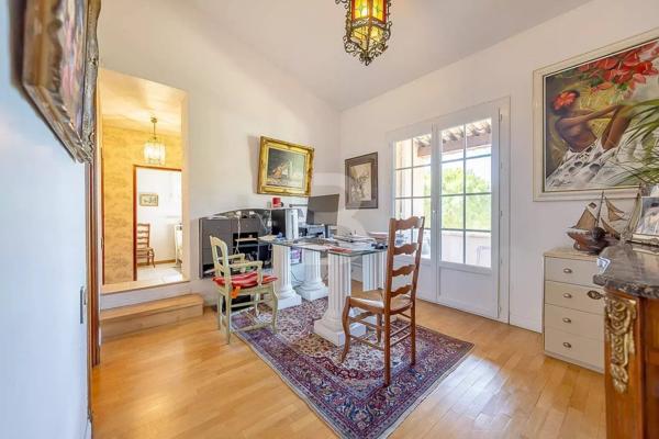 À vendre en exclusivité à Mougins – Maison d'inspiration Couëlle avec piscine, jardin paysager et appartement indépendant