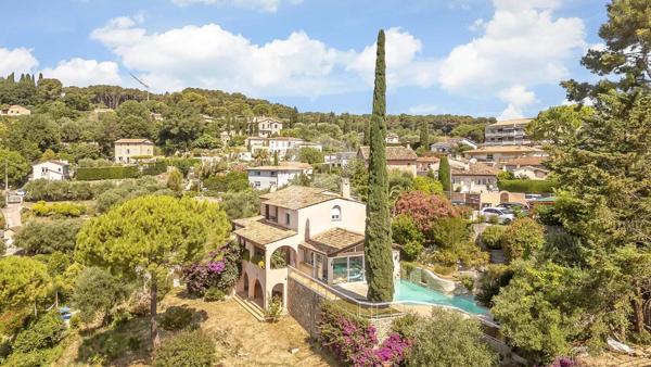 À vendre en exclusivité à Mougins – Maison d'inspiration Couëlle avec piscine, jardin paysager et appartement indépendant