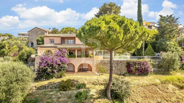 À vendre en exclusivité à Mougins – Maison d'inspiration Couëlle avec piscine, jardin paysager et appartement indépendant