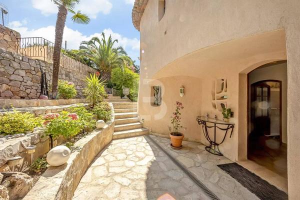 À vendre en exclusivité à Mougins – Maison d'inspiration Couëlle avec piscine, jardin paysager et appartement indépendant