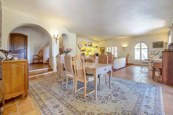 À vendre en exclusivité à Mougins – Maison d'inspiration Couëlle avec piscine, jardin paysager et appartement indépendant