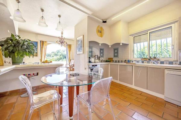 À vendre en exclusivité à Mougins – Maison d'inspiration Couëlle avec piscine, jardin paysager et appartement indépendant