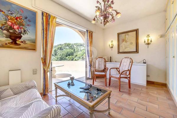 À vendre en exclusivité à Mougins – Maison d'inspiration Couëlle avec piscine, jardin paysager et appartement indépendant