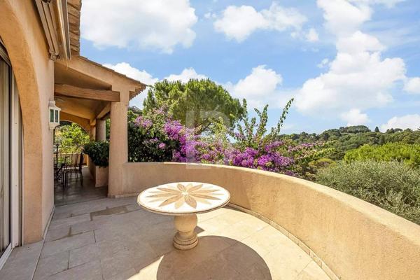 À vendre en exclusivité à Mougins – Maison d'inspiration Couëlle avec piscine, jardin paysager et appartement indépendant