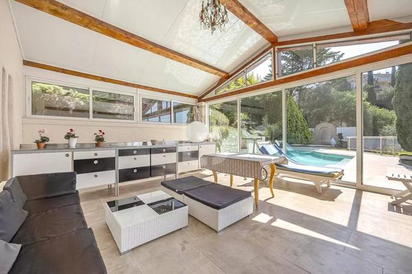 À vendre en exclusivité à Mougins – Maison d'inspiration Couëlle avec piscine, jardin paysager et appartement indépendant