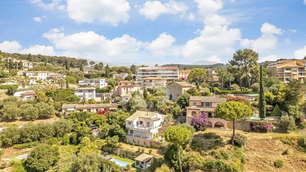 À vendre en exclusivité à Mougins – Maison d'inspiration Couëlle avec piscine, jardin paysager et appartement indépendant