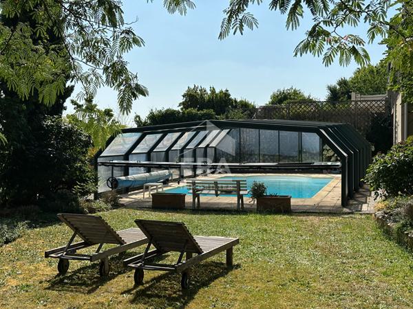 PALLUAU SUR INDRE - Maison restaurée - 190 m²  - 7 pièces - terrain avec piscine - garage