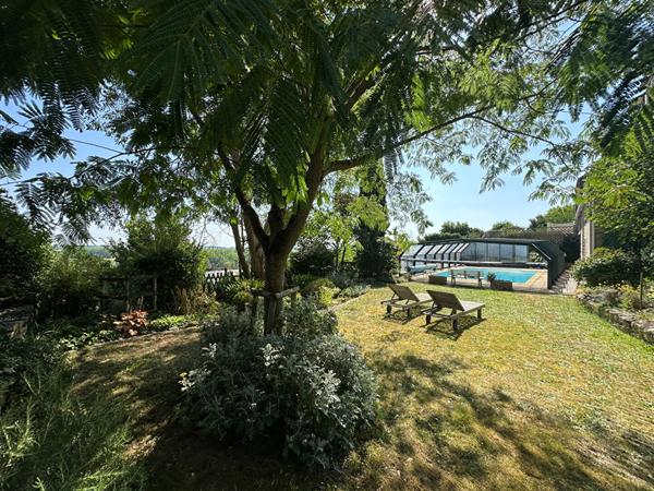 PALLUAU SUR INDRE - Maison restaurée - 190 m²  - 7 pièces - terrain avec piscine - garage