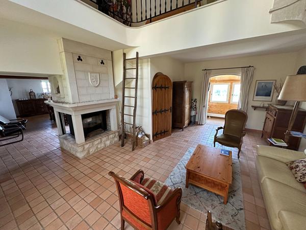 PALLUAU SUR INDRE - Maison restaurée - 190 m²  - 7 pièces - terrain avec piscine - garage