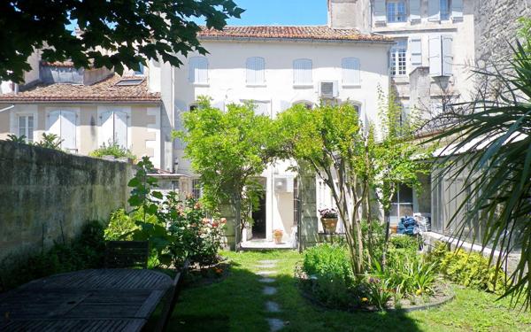 Immeuble à vendre    9 pièces •  Angoulême