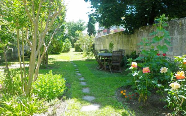 Immeuble à vendre    9 pièces •  Angoulême