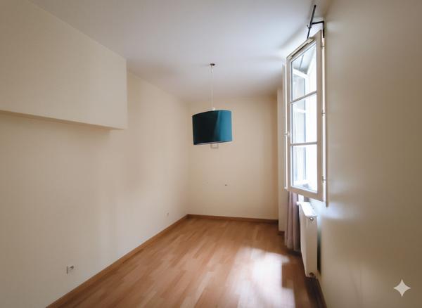 Bordeaux/Saint-Pierre - T3 à rénover dans un immeuble pierre.