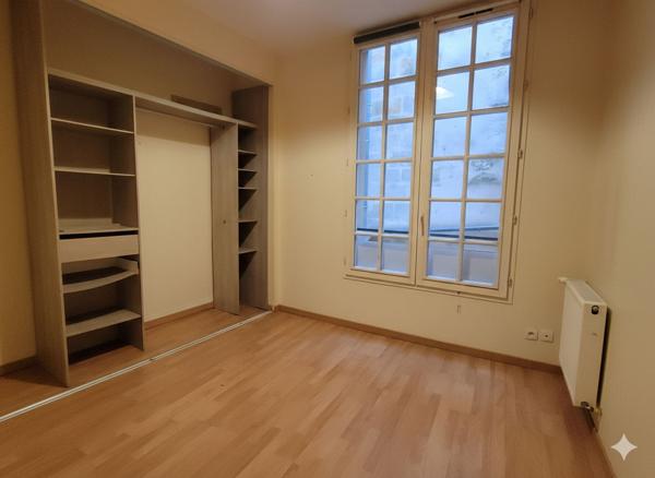 Bordeaux/Saint-Pierre - T3 à rénover dans un immeuble pierre.