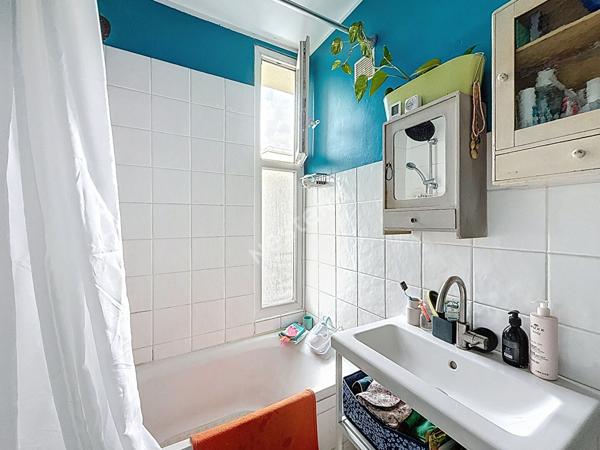 MONTREUIL, ENTRE LA MAIRIE ET LE PARC DES BEAUMONTS, 700 METRES DU METRO, CHARMANT 3 PIECES.