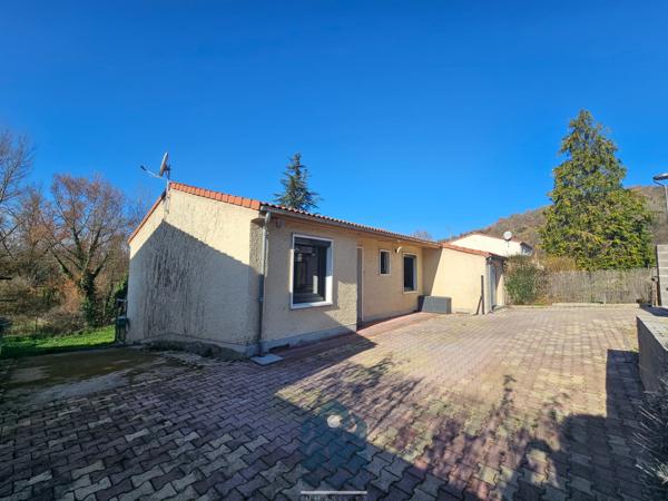 Maison de plain pied avec sous-sol aménagé, terrasse, garage et parking