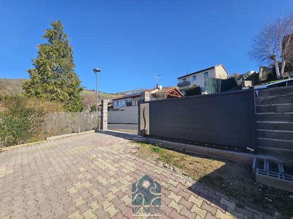 Maison de plain pied avec sous-sol aménagé, terrasse, garage et parking