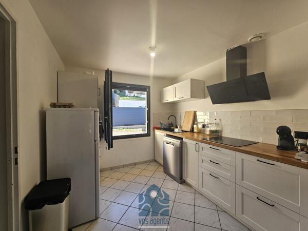 Maison de plain pied avec sous-sol aménagé, terrasse, garage et parking