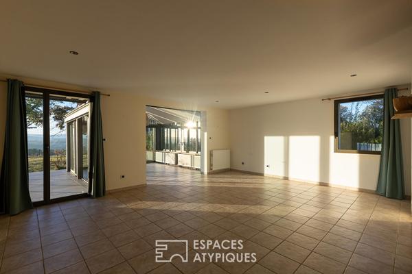 Villa d’exception avec sa piscine intérieure et sa vue dégagée