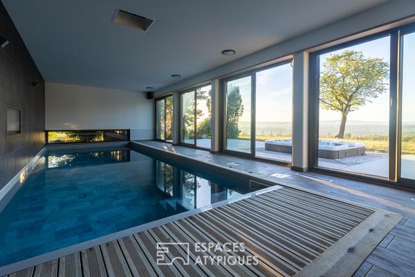 Villa d’exception avec sa piscine intérieure et sa vue dégagée