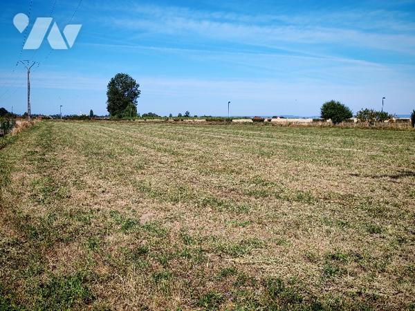 Terrain à bâtir non viabilisé d'une superficie d'environ 550 m².