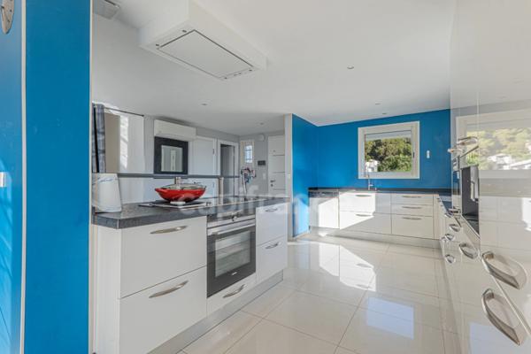 À vendre : villa sans travaux avec piscine / vue mer et montagne - Saint Laurent du Var