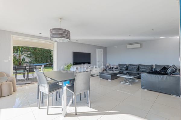 À vendre : villa sans travaux avec piscine / vue mer et montagne - Saint Laurent du Var