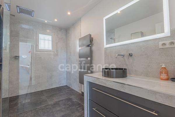 À vendre : villa sans travaux avec piscine / vue mer et montagne - Saint Laurent du Var