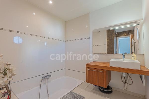 À vendre : villa sans travaux avec piscine / vue mer et montagne - Saint Laurent du Var