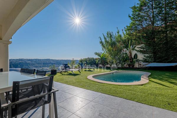 À vendre : villa sans travaux avec piscine / vue mer et montagne - Saint Laurent du Var