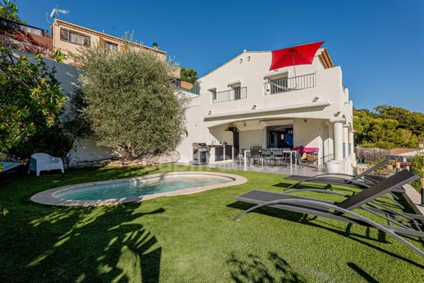 À vendre : villa sans travaux avec piscine / vue mer et montagne - Saint Laurent du Var