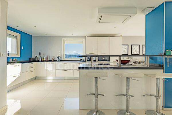 À vendre : villa sans travaux avec piscine / vue mer et montagne - Saint Laurent du Var