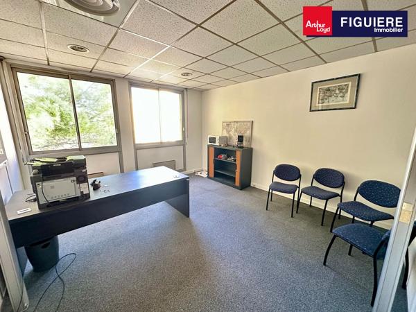 BUREAUX À VENDRE OU À LOUER AVEC PARKING AU DERNIER ÉTAGE