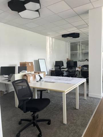 Bureaux à louer rénovés à Roissy-en-France accès immédiat Paris Nord 2