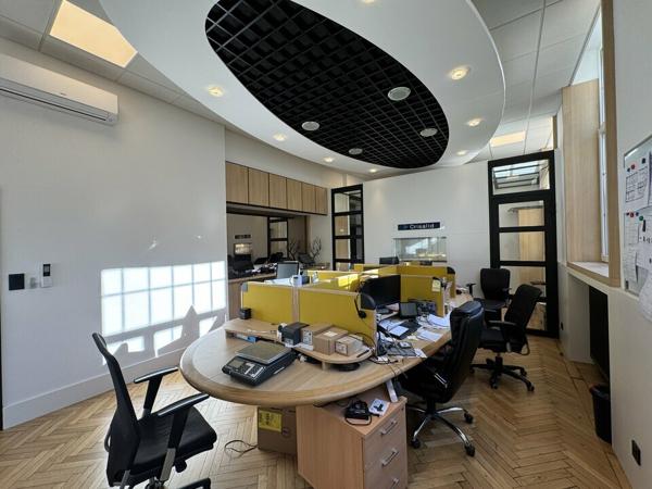 BUREAUX à VENDRE de 921 m²