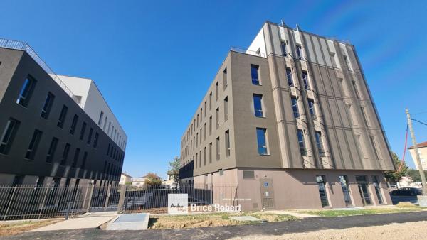 Bureaux à louer ou à vendre à Décines-Charpieu proche tramway espaces lumineux