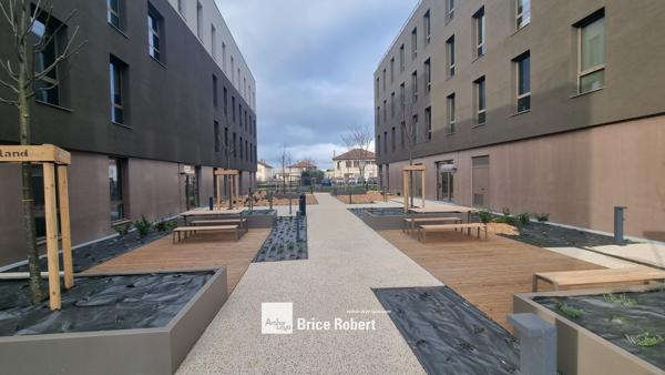 Bureaux à louer ou à vendre à Décines-Charpieu proche tramway espaces lumineux
