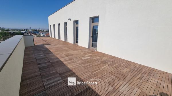 Bureaux à louer ou à vendre à Décines-Charpieu proche tramway espaces lumineux