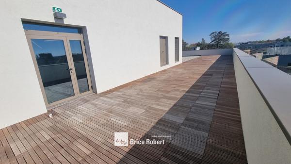 Bureaux à louer ou à vendre à Décines-Charpieu proche tramway espaces lumineux