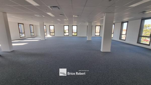 Bureaux à louer ou à vendre à Décines-Charpieu proche tramway espaces lumineux