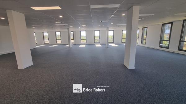 Bureaux à louer ou à vendre à Décines-Charpieu proche tramway espaces lumineux