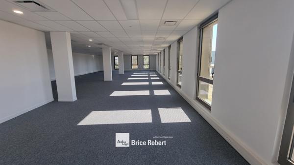 Bureaux à louer ou à vendre à Décines-Charpieu proche tramway espaces lumineux