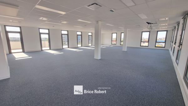 Bureaux à louer ou à vendre à Décines-Charpieu proche tramway espaces lumineux