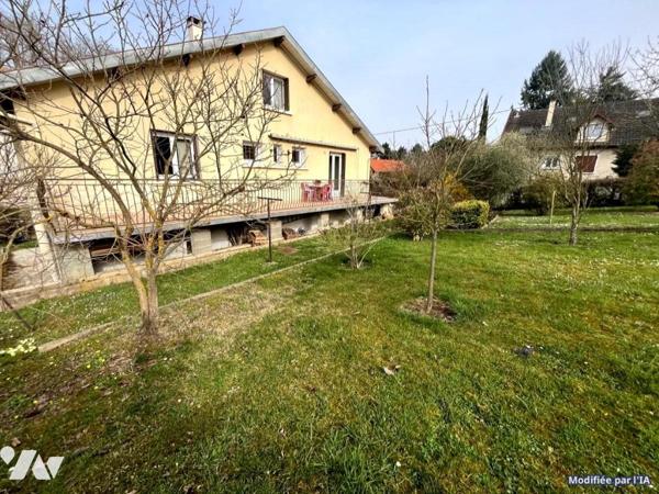 MEXIMIEUX - MAISON FAMILIALE SUR TERAIN 1044 M2