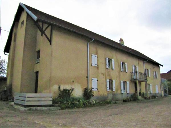 Immeuble de 430 m2 habitables composé de 4 appartements à Vesoul 70000  au prix de 197 900 Euros