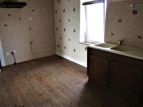 Immeuble de 430 m2 habitables composé de 4 appartements à Vesoul 70000  au prix de 197 900 Euros