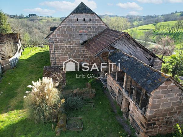 Ensemble immobilier rénové avec dépendances et terrain.