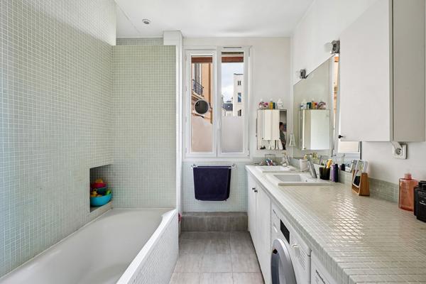 RUE TOCQUEVILLE - Appartement de 84m2 - 2 chambres - Charme de l'ancien