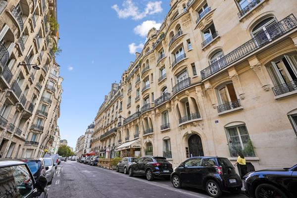 RUE TOCQUEVILLE - Appartement de 84m2 - 2 chambres - Charme de l'ancien