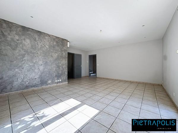 Bâtiment Professionnel rénové en 2020 avec 3 pièces et un sous-sol de 55m2