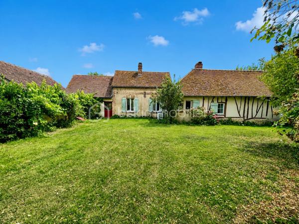 Laissez-vous séduire par cette authentique maison de caractère de 151 m², édifiée sur un magnifique terrain arboré de 1 712 m², offrant un cadre de vie rare et privilégié. Située dans un charmant village en pierre, face à la campagne et aux bois, sans aucun vis-à-vis, cette propriété est une véritable invitation à la sérénité.

Dès l’entrée, vous découvrirez une cuisine de 10 m² ouvrant sur une chaleureuse salle à manger, où les tomettes au sol, les poutres apparentes et sa cheminée témoignent du charme et de l’authenticité des lieux.

Le rez-de-chaussée se compose également d’une première chambre de 12 m², d’une salle d’eau, d’un WC indépendant, ainsi que d’un salon de 25 m², baigné de caractère avec ses tomettes, ses poutres apparentes et sa cheminée donnant accès a sa terrasse orienté sud ouest. Une seconde chambre de 18 m² complète ce niveau.

À l’étage, une vaste pièce de 33 m² au sol offre de multiples possibilités : grande chambre parentale, dortoir, salle de jeux ou espace de détente selon vos envies.

À l’extérieur, les prestations sont nombreuses :

    Une dépendance aménagée, comprenant une chambre avec sa salle d’eau et son WC, idéale pour recevoir famille et amis ou pour une activité indépendante.
    Une buanderie de 15 m², équipée d’un chauffe-eau solaire, d’un évier, avec les arrivées et évacuations prévues.
    Un local à vélos.
    Un local de jardinage.
    Une magnifique cave voûtée.
    Un garage.

La maison est équipée d’un assainissement individuel (fosse septique).

Cette propriété séduira les amoureux de nature, de calme et d’authenticité, à la recherche d’un environnement bucolique et préservé. Un bien rare, où le charme de l’ancien se marie parfaitement avec la quiétude de la campagne.

Une visite s’impose pour découvrir ce lieu de vie unique et plein de caractère.